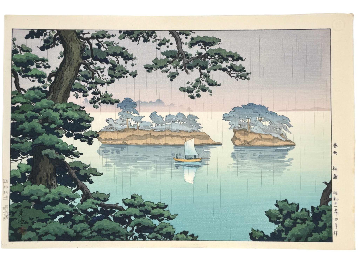 estampe japonaise paysage de Koitsu, les îles aux pins de Matsushima sous la pluie, un bateau à voile passant sur la mer, pin en premier plan