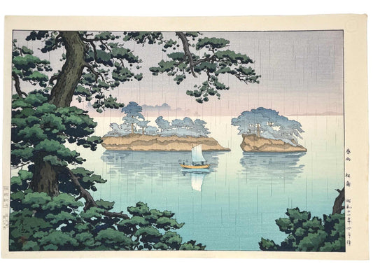 estampe japonaise paysage de Koitsu, les îles aux pins de Matsushima sous la pluie, un bateau à voile passant sur la mer, pin en premier plan