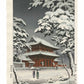 Estampe Japonaise de Tsuchiya Kōitsu représentant le célèbre temple Zōjō-ji sous la neige par une nuit nuageuse, des visiteurs munis de parapluies se promènent