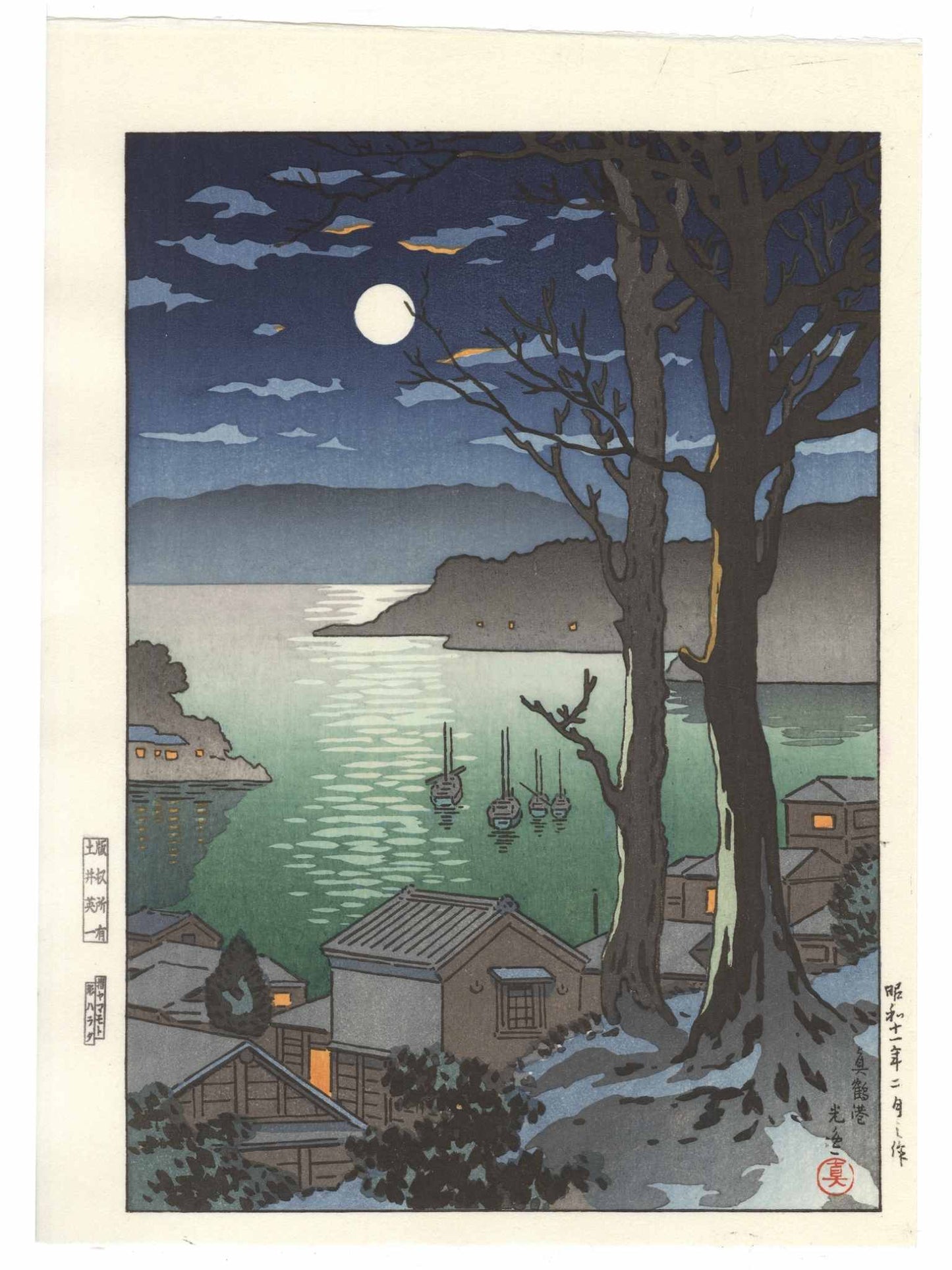Estampe Japonaise de Tsuchiya Kо̄itsu représentant le port de Manazuru sous la pleine lune qui éclaire la mer et les maisons et bateaux de pêcheurs
