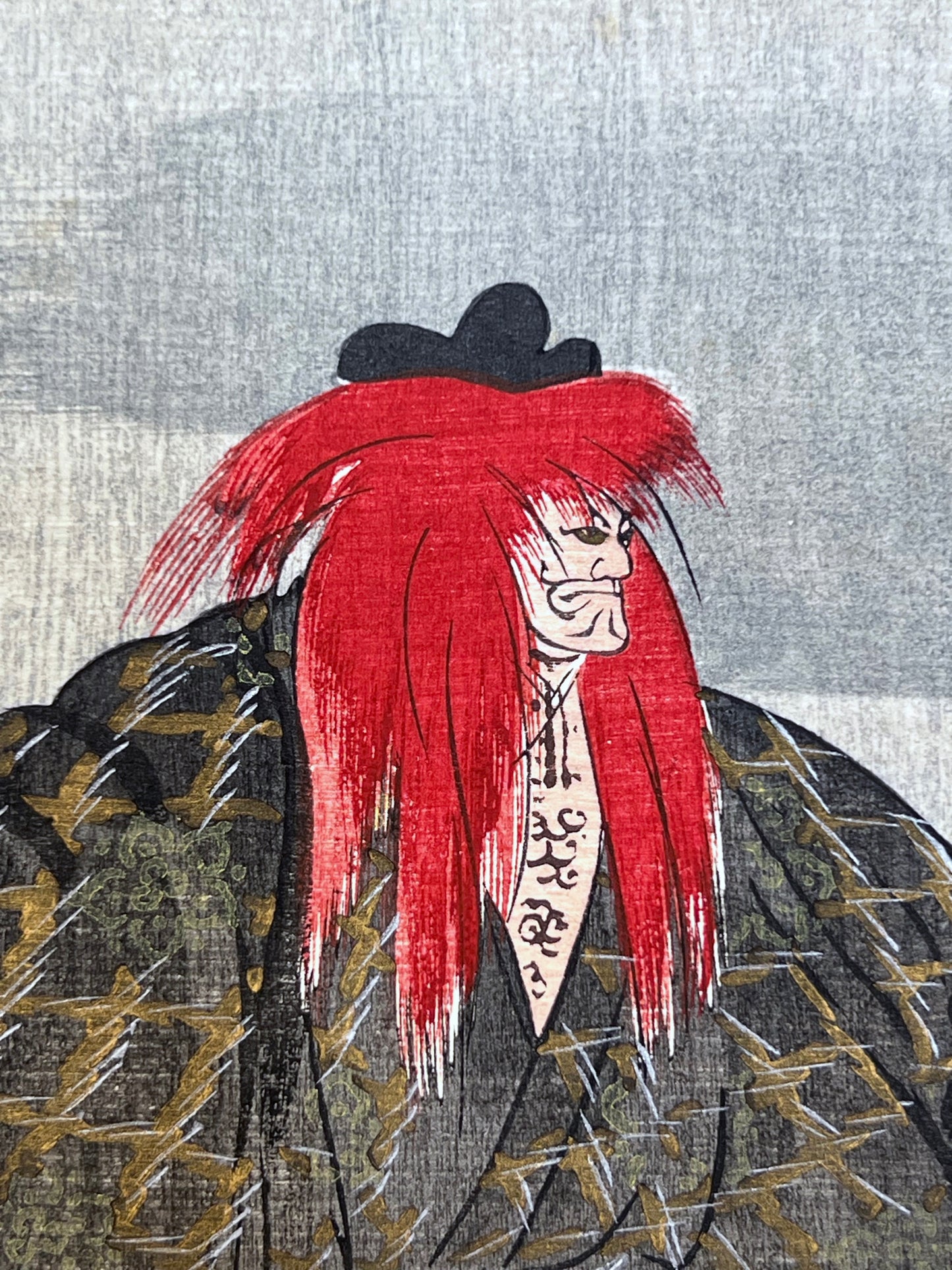 estampe japonaise Kogyo tsukioka, trois acteurs de theatre no, tête du fantôme crinière rouge et masque