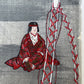 estampe japonaise Kogyo tsukioka, un acteur de theatre no, fille en kimono rouge face au miroir