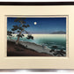 estampe japonaise de Koitsu Tsuchiya la plage de Suma une nuit de pleine lune, une personne marche sur la plage, un pin sur la rive, encadrée avec un cadre en pente argent patiné