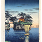 Estampe Japonaise paysage au crépuscule, de Koitsu Tsuchiya Sanctuaire Godaido, Matsushima, un bateau passe devant le temple orange de Matsushima, sur une mer bleu foncée