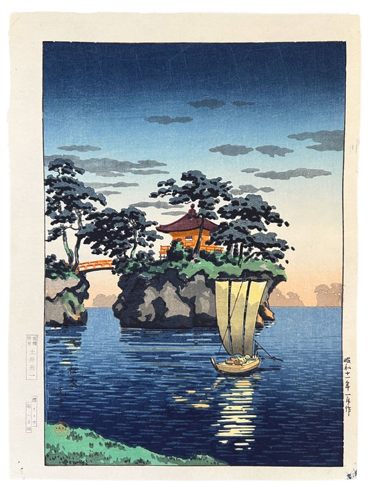 Estampe Japonaise paysage au crépuscule, de Koitsu Tsuchiya Sanctuaire Godaido, Matsushima, un bateau passe devant le temple orange de Matsushima, sur une mer bleu foncée