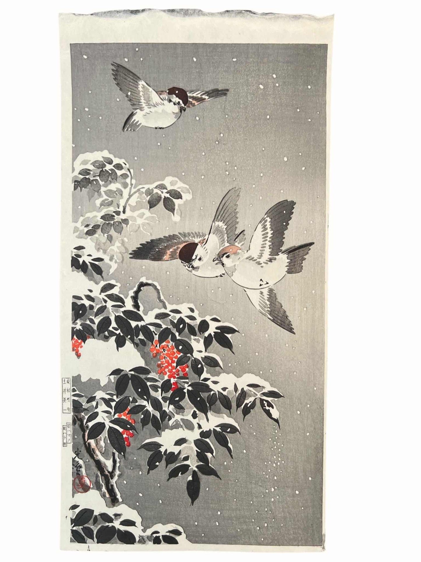 estampe japonaise de Koitsu 3 Moineaux volant au dessus d'une branche avec grappe de fruits rouges recouverte de neige, la neige tombe