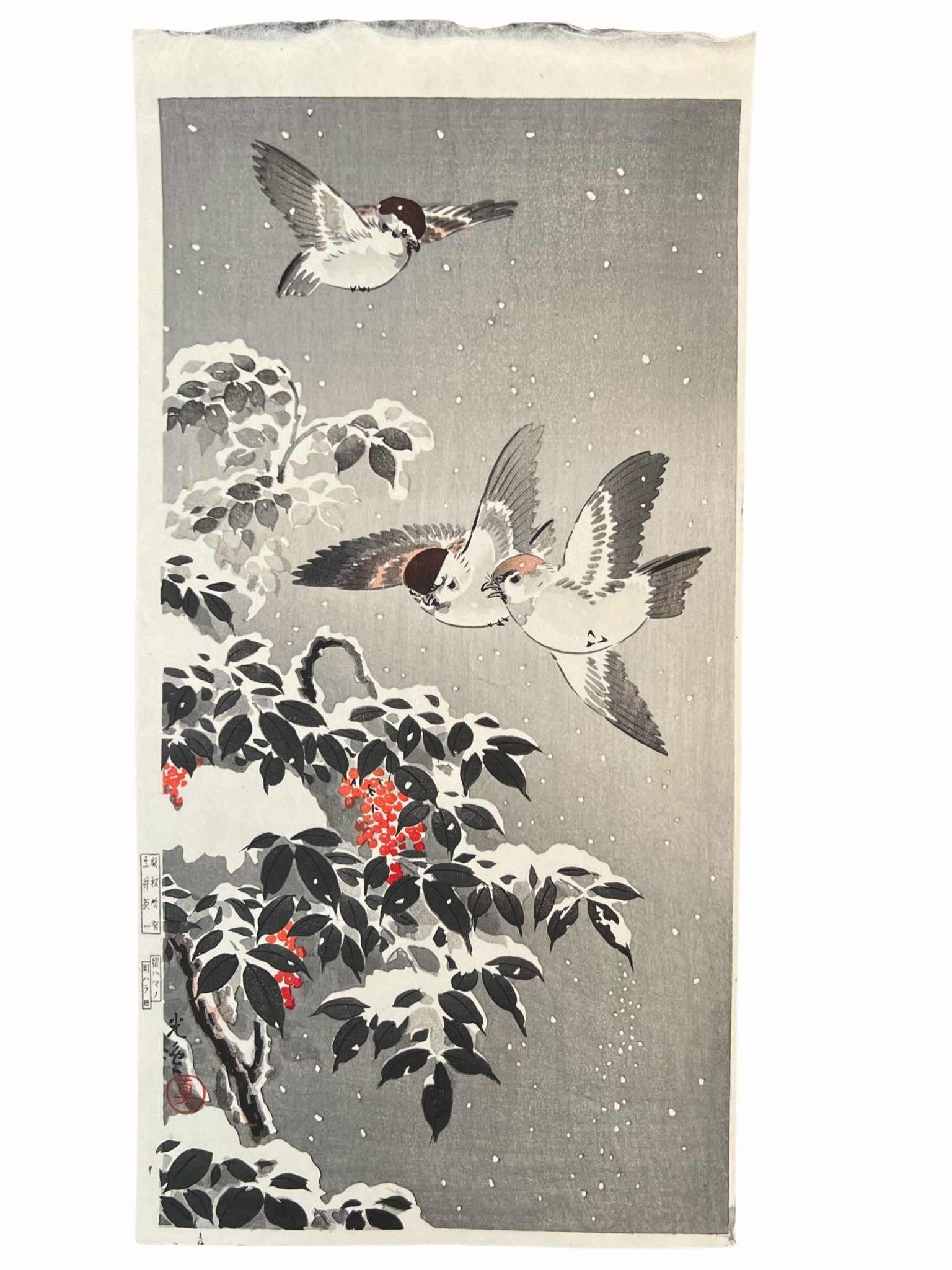estampe japonaise de Koitsu 3 Moineaux volant au dessus d'une branche avec grappe de fruits rouges recouverte de neige, la neige tombe