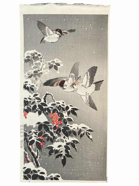 estampe japonaise de Koitsu 3 Moineaux volant au dessus d'une branche avec grappe de fruits rouges recouverte de neige, la neige tombe