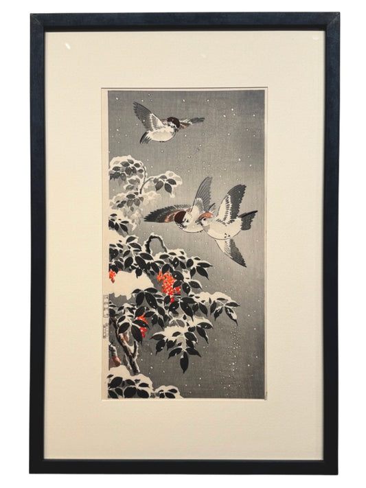 estampe japonaise encadrée de Koitsu, 3 Moineaux volant au dessus d'une branche avec grappe de fruits rouges recouverte de neige, la neige tombe, avec cadre noir