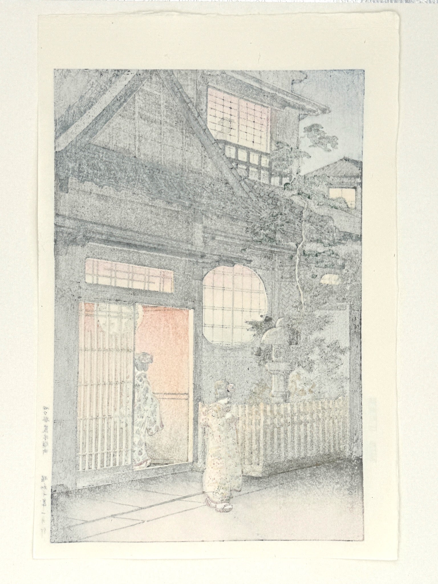 estampe japonaise de Koitsu, geisha la nuit devant une maison de thé, dos de l'estampe