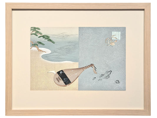 Estampe Japonaise encadrée de Kojima Gyokuho, Luth et plectre, tissu bleu gris, motifs vagues, rocher, avec cadre en chêne
