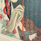 Estampe japonaise contemporaine de Tsuruya Kōkei représentant le portrait d’Utamaro en train de peindre, tenant un pinceau rouge sur fond calligraphié, gros plan sur la main tenant un pinceau et pied
