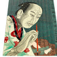 Estampe japonaise contemporaine de Tsuruya Kōkei représentant le portrait d’Utamaro en train de peindre, tenant un pinceau rouge sur fond calligraphié, vu en contre-plongée