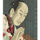 Estampe japonaise contemporaine de Tsuruya Kōkei représentant le portrait d’Utamaro en train de peindre, tenant un pinceau rouge sur fond calligraphié.