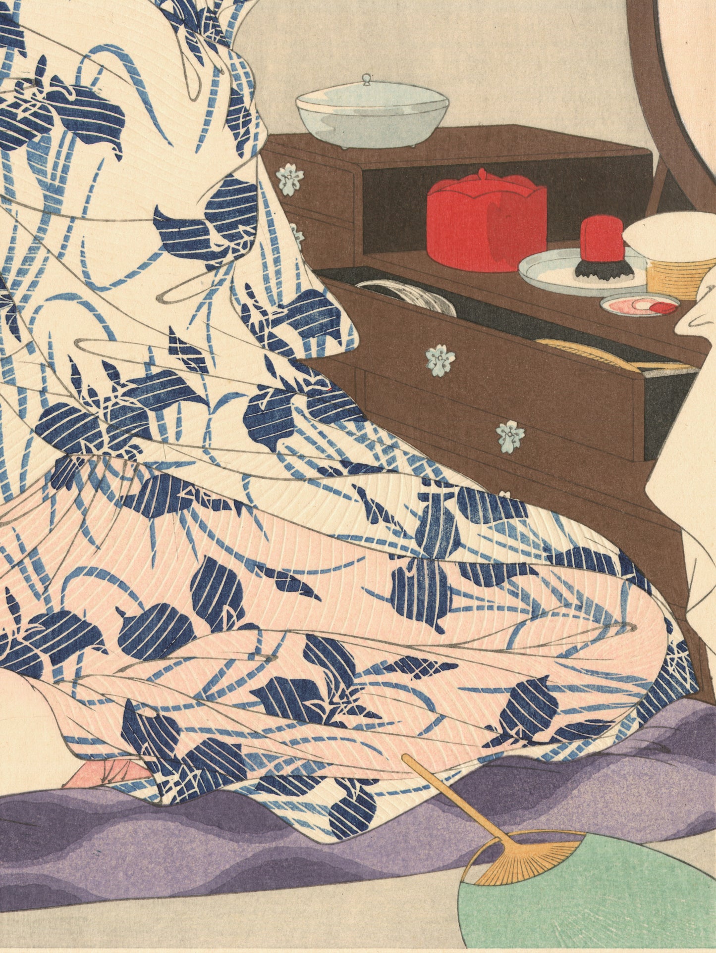 estampe japonaise geisha à genou en yukata devant sa coiffeuse, gros plan kimono