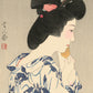 estampe japonaise geisha à genou en yukata devant sa coiffeuse, gros plan visage et signature de l'artiste
