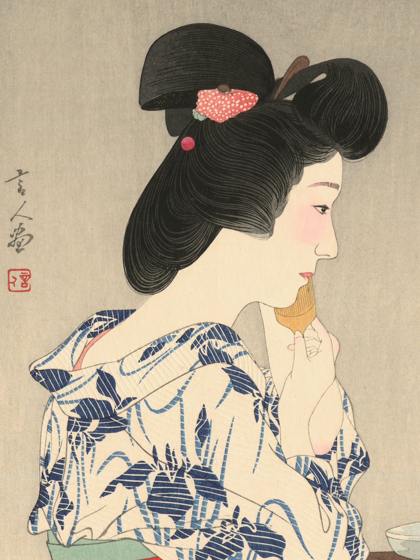 estampe japonaise geisha à genou en yukata devant sa coiffeuse, gros plan visage et signature de l'artiste
