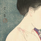 estampe japonaise femme s'ppliquant de la poudre blanche sur le cou, la main délicate sur le cou, signature de l'artiste
