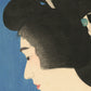 estampe japonaise portrait d'une geisha avec un éventail dans la main, le visage de profil