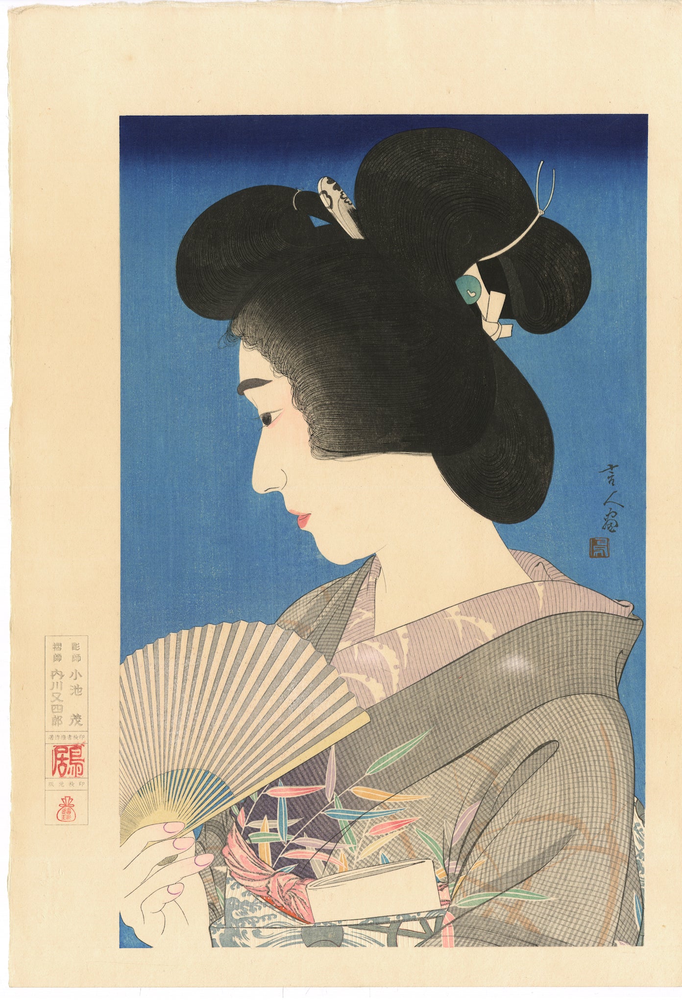 estampe japonaise portrait d'une geisha avec un éventail dans la main