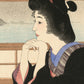 estampe japonaise de torii kotondo femme sous sa couette neige , yuki . japanese print, gros plan sur le visage