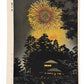 Estampe Japonaise de Kasamatsu Shirô représentant une nuit d'été illuminée par un feu d'artifice en forme de tournesol, au-dessus d'une forêt et d'une maison illuminée