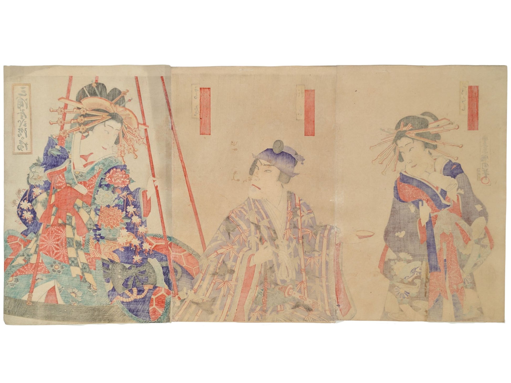 estampe japonaise en triptyque de Kunichika, une courtisane en kimono avec fleurs, sur une balance. Un homme en kimono avec oiseau tend une couplelle à une servante. dos estampe.