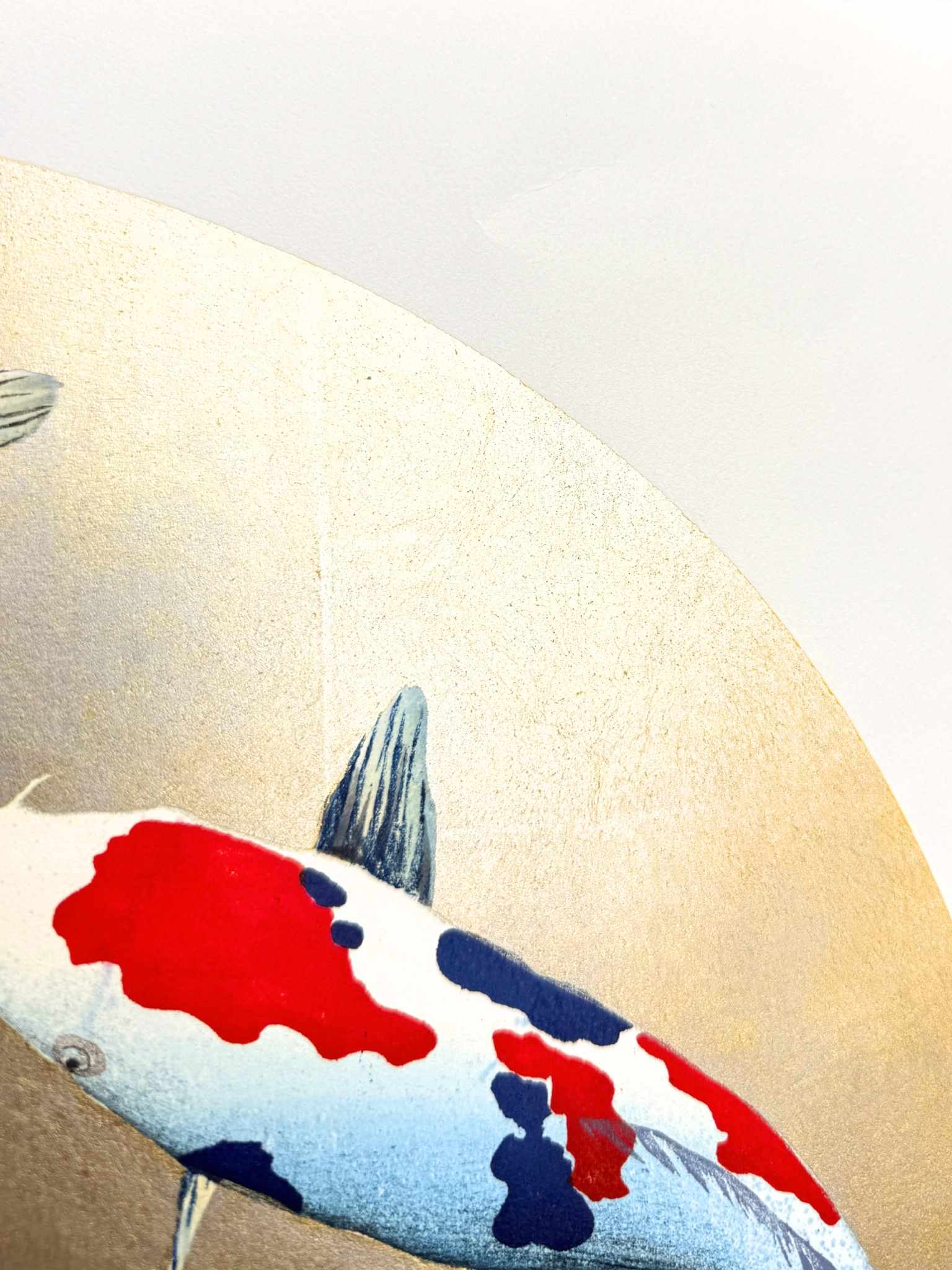estampe japonaise de Namiki Hajime, quetre carpes Koi nageant en rond sur un fond or et argent, gros plan