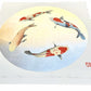 estampe japonaise de Namiki Hajime, quetre carpes Koi nageant en rond sur un fond or et argent, le reflet