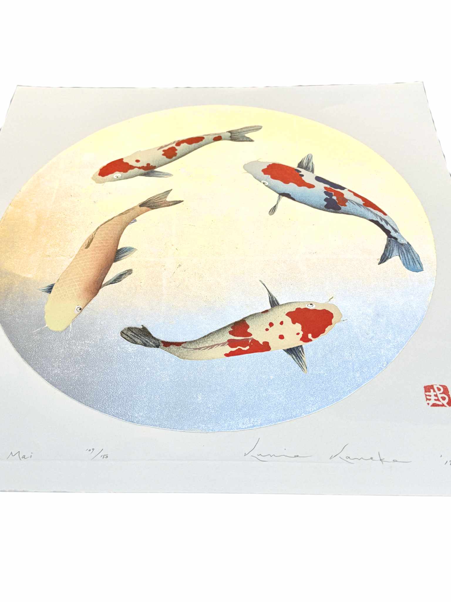 estampe japonaise de Namiki Hajime, quetre carpes Koi nageant en rond sur un fond or et argent, le reflet