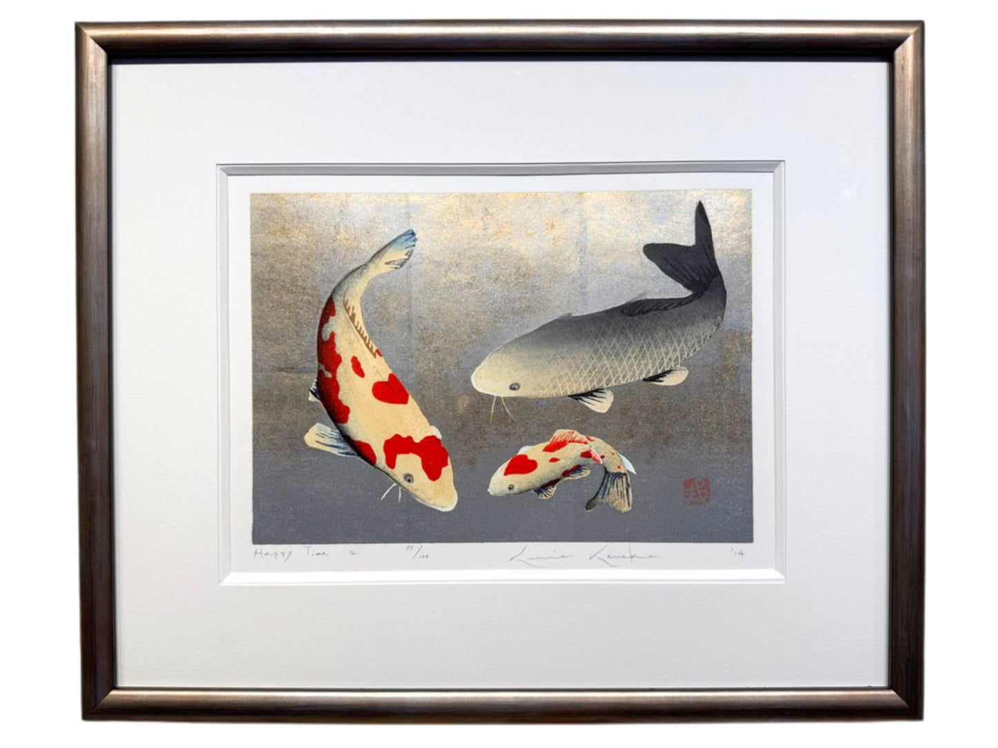 estampe japonaise encadrée de Kunio Kaneko, trois carpes Koï nageant dans une eau d'or et d'argent, cadre méplat étain mordoré
