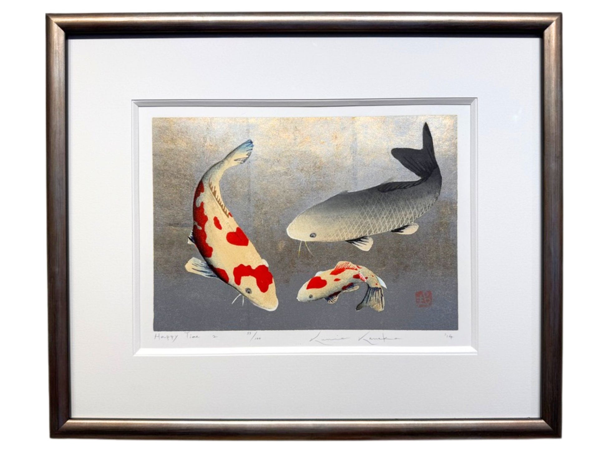 estampe japonaise encadrée de Kunio Kaneko, trois carpes Koï nageant dans une eau d'or et d'argent, cadre méplat étain mordoré