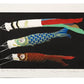 estampe japonaise de Kunio Kaneko, trois koinobori, banniere en forme de carpe sur fond noir