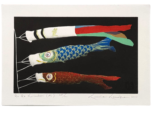 estampe japonaise de Kunio Kaneko, trois koinobori, banniere en forme de carpe sur fond noir