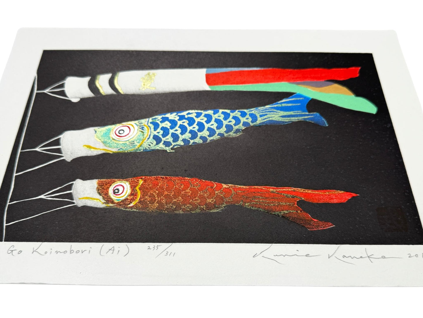 estampe japonaise de Kunio Kaneko, trois koinobori sur fond noir, vu de profil