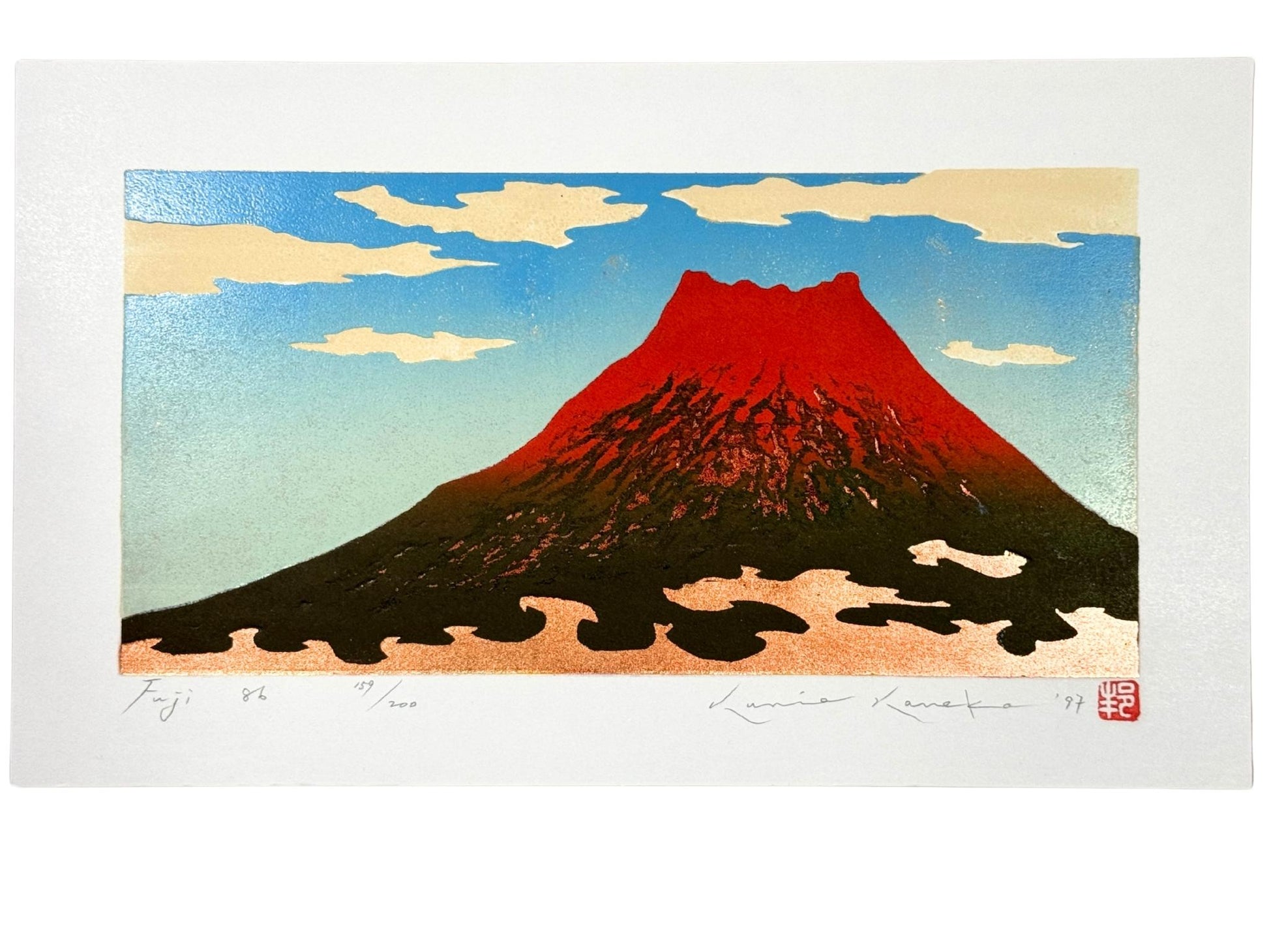 estampe japonaise de Kunio Kaneko, le Mont Fuji au sommet rouge sur ciel bleu nuageux, reflet