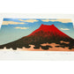 estampe japonaise de Kunio Kaneko, le Mont Fuji au sommet rouge sur ciel bleu nuageux, vu de profil