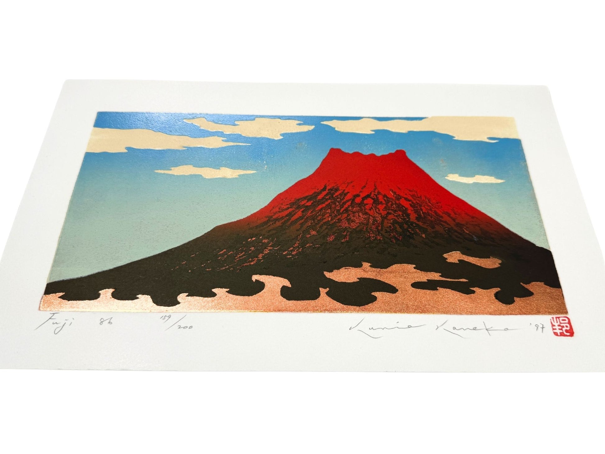 estampe japonaise de Kunio Kaneko, le Mont Fuji au sommet rouge sur ciel bleu nuageux, vu de profil
