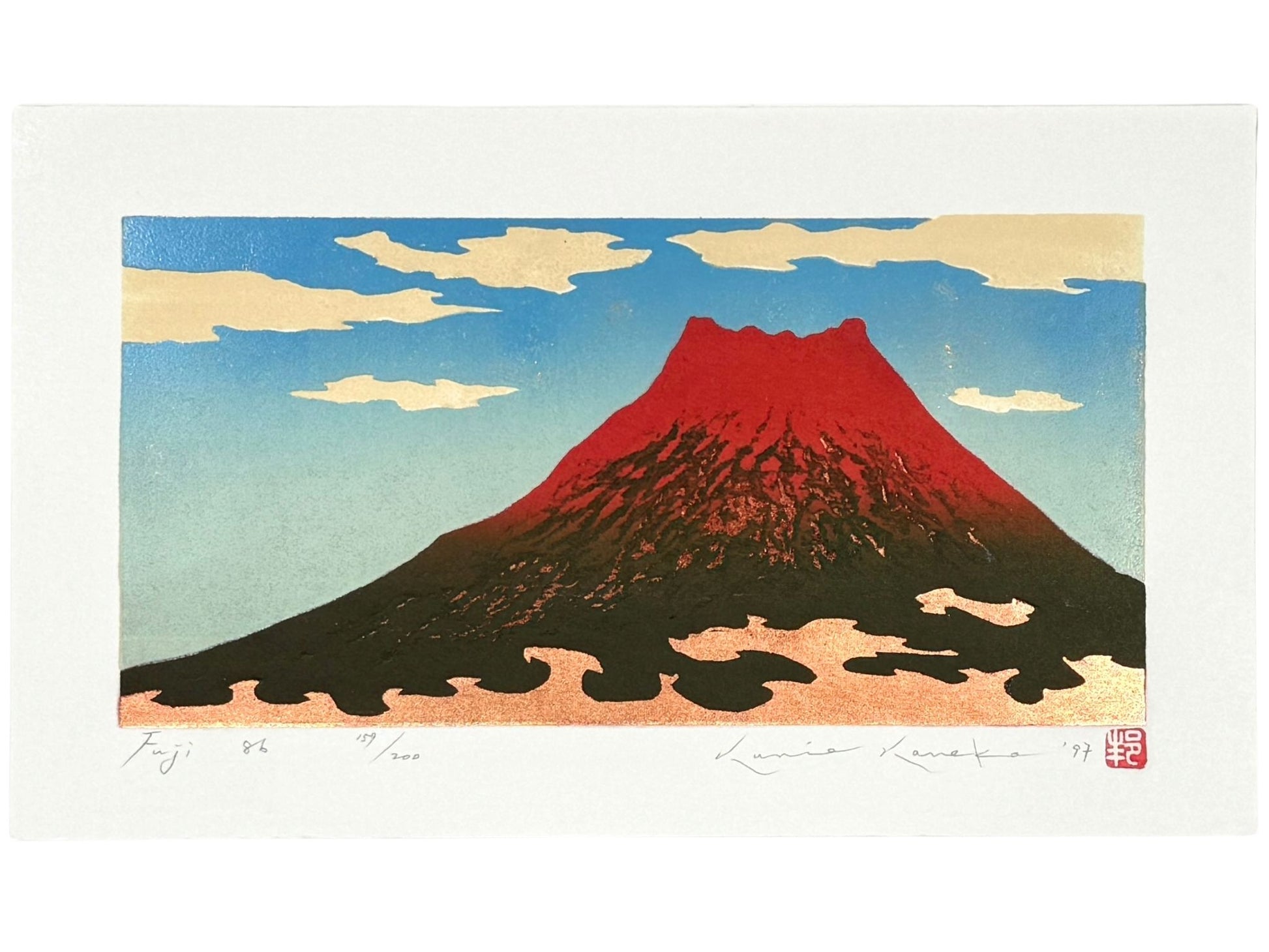 estampe japonaise de Kunio Kaneko, le Mont Fuji au sommet rouge sur ciel bleu nuageux