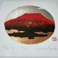 estampe japonaise de Kunio Kaneko, le Mont Fuji rouge dans un disque d'or et d'argent, le reflet du fond vu de profil