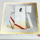 estampe japonaise de Kunio Kaneko, kimono blanc avec Kanji sur fond or et argent, le reflet vu de profil