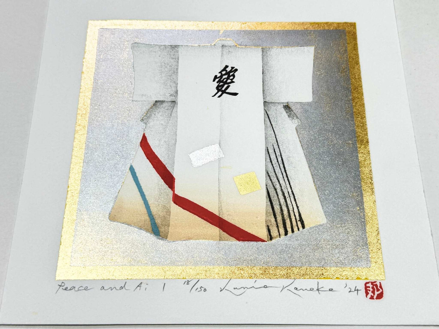 estampe japonaise de Kunio Kaneko, kimono blanc avec Kanji sur fond or et argent, le reflet vu de profil