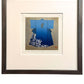 estampe japonaise encadrée de Kunio Kaneko, kimono bleu motif vagues sur fond or et argent avec cadre argent