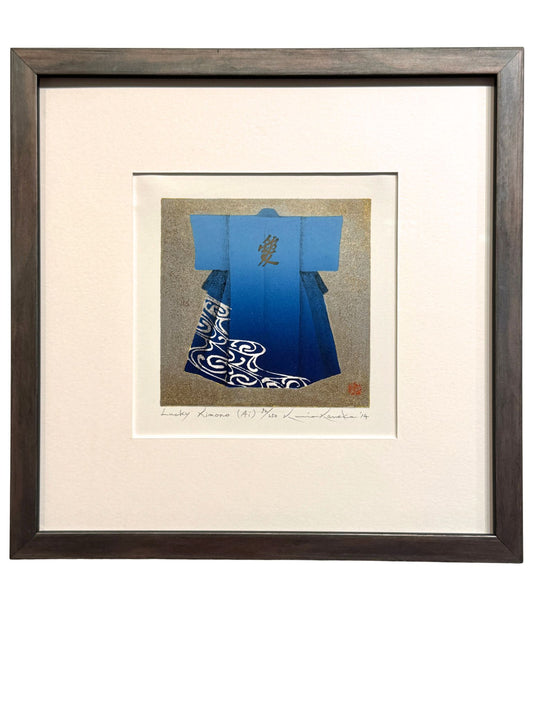 estampe japonaise encadrée de Kunio Kaneko, kimono bleu motif vagues sur fond or et argent avec cadre argent