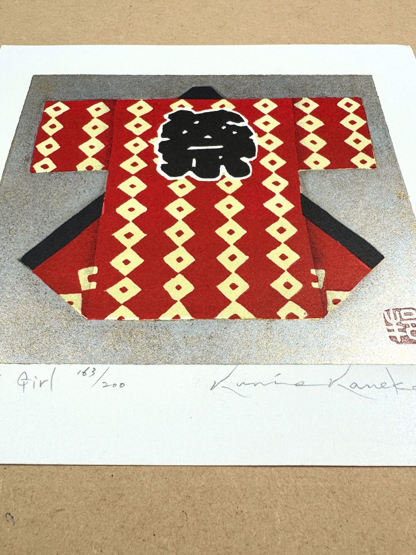 Estampe japonaise de Kunio Kaneko, happi rouge et noir avec Kanji du festival sur fond or et argent, reflets scintillants