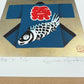 Estampe japonaise de Kunio Kaneko, happi bleu et noir avec carpe et Kanji du festival sur fond or et argent, détail des reflets scintillants