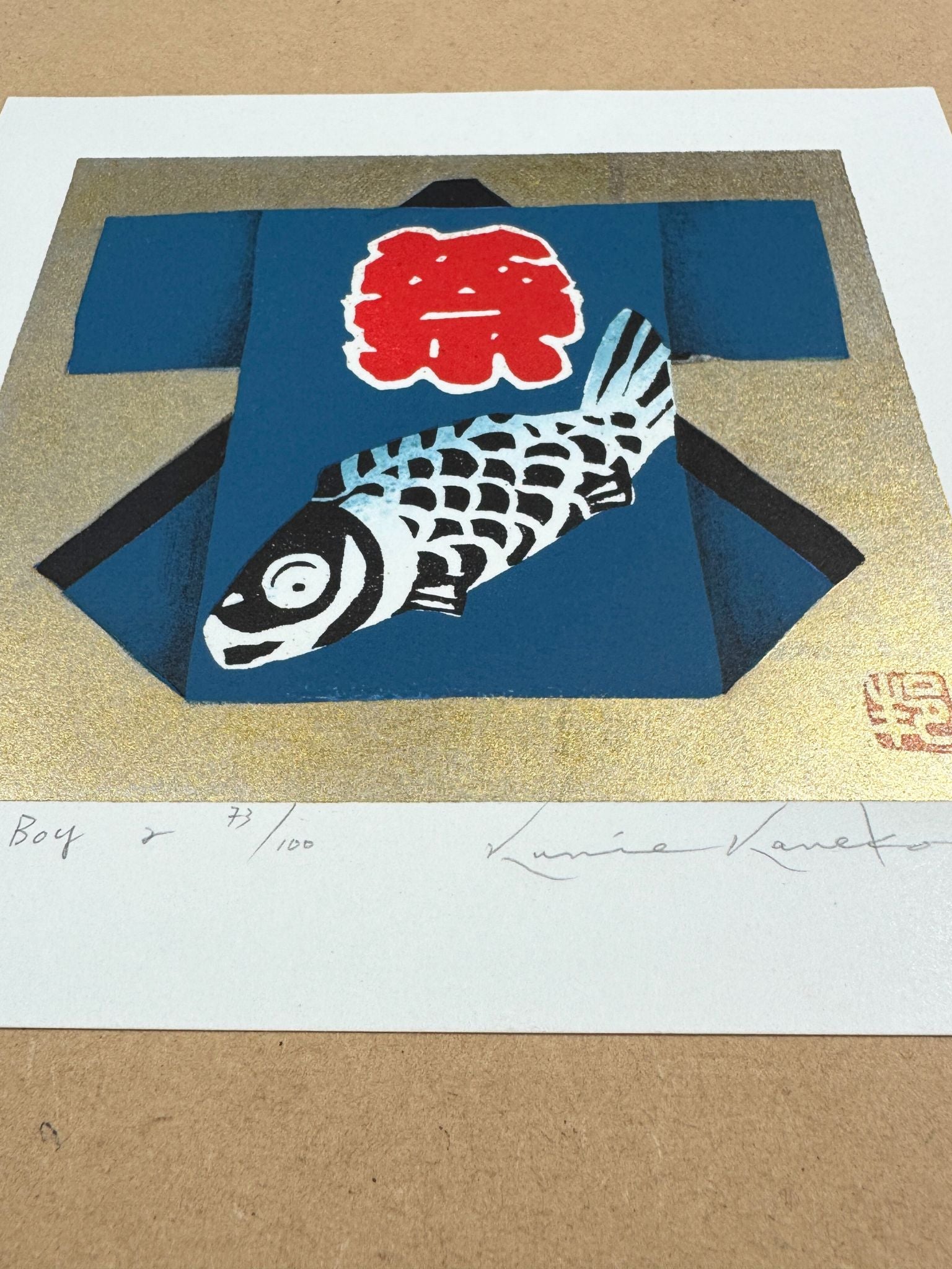 Estampe japonaise de Kunio Kaneko, happi bleu et noir avec carpe et Kanji du festival sur fond or et argent, détail des reflets scintillants