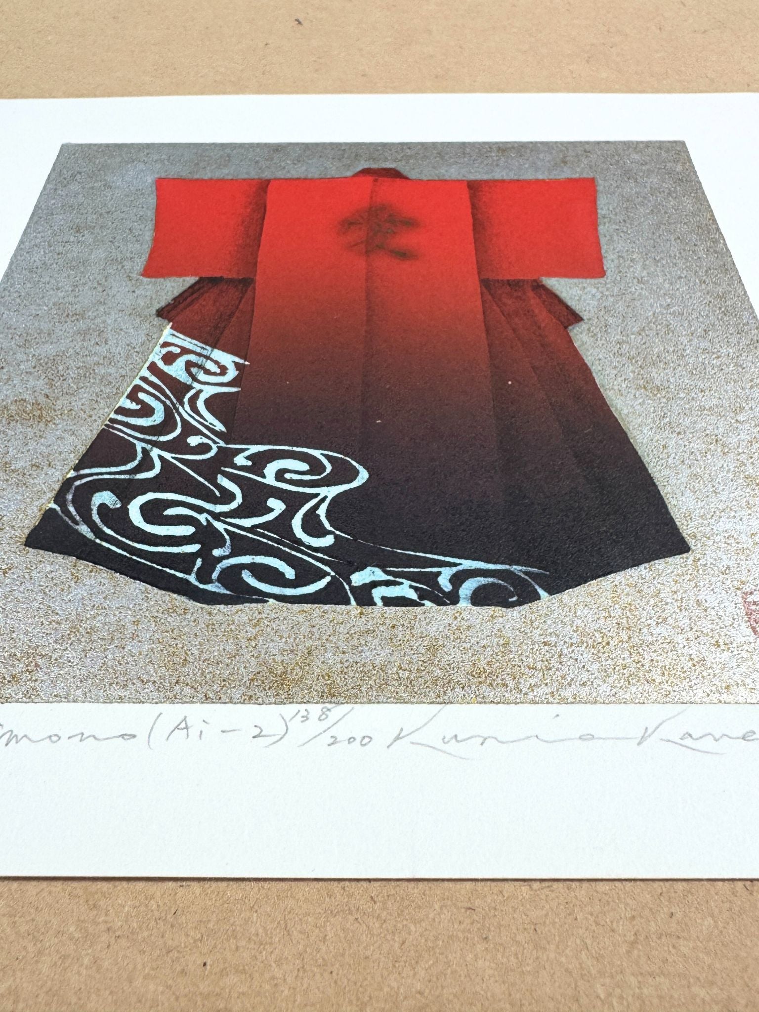 Estampe japonaise de Kunio Kaneko, kimono rouge et noir avec Kanji sur fond or et argent, détail des reflets brillants