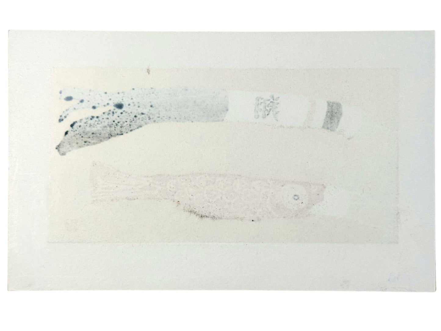 Estampe japonaise de Kunio Kaneko représentant deux koinobori et le kanji Sho sur fond doré et argenté verso