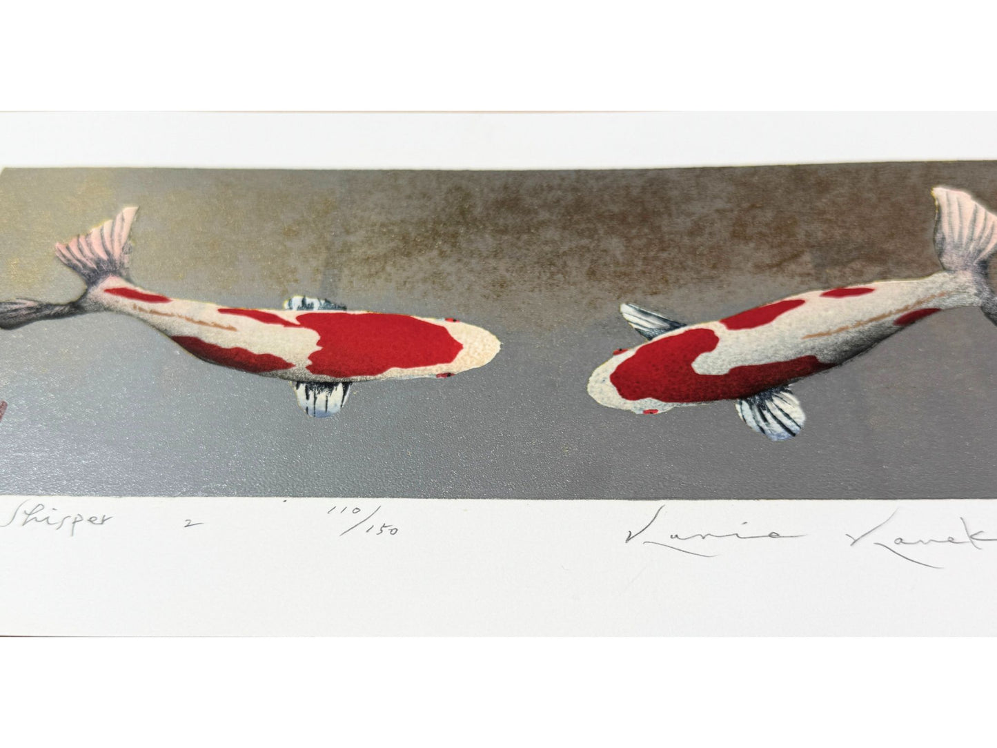 Estampe japonaise de Kunio Kaneko, deux carpes Koï face à face nageant dans une eau d'or et d'argent, reflet scintillant du fond